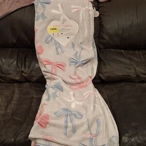 Betsey Johnson Twin Plush Blanket Pink & Purple Bow Print